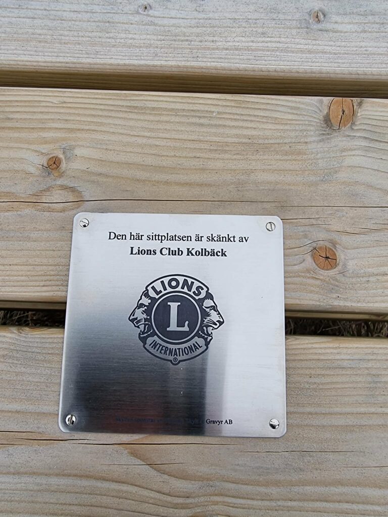 17 april 2026 Nu är skyltarna monterade på bänkarna som Lions i Hallstahammar och Kolbäck sponsrade ...