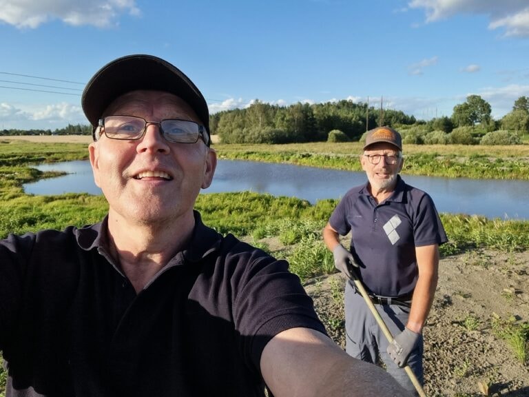 Kvällsarbete med gänget: Rensa bort lite växtlighet och krattning på platserna som vi ska fröså på, ...