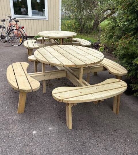 Nu har Ulf monterat ihop bänkarna som är sponsrade av Lions i Hallstahammar och Kolbäck. Ska bara ...