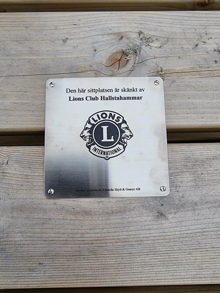 17 april 2026 Nu är skyltarna monterade på bänkarna som Lions i Hallstahammar och Kolbäck sponsrade ...