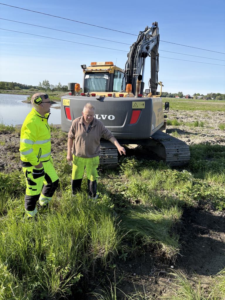 Full fart med markberedning på ytorna, för frösådd i höst och för tillgänglighet till de 2st bänkar ...